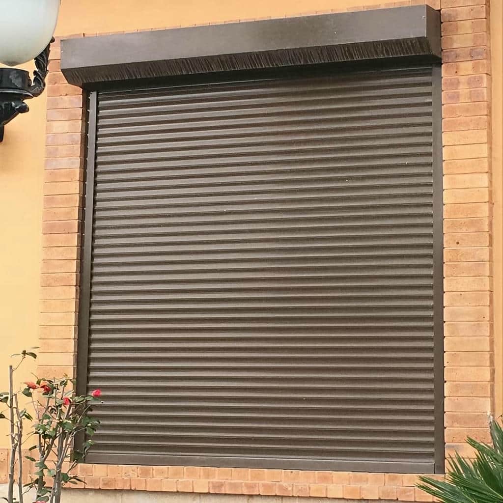 کرکره پنجره سفارشی کنار قاب چوبی