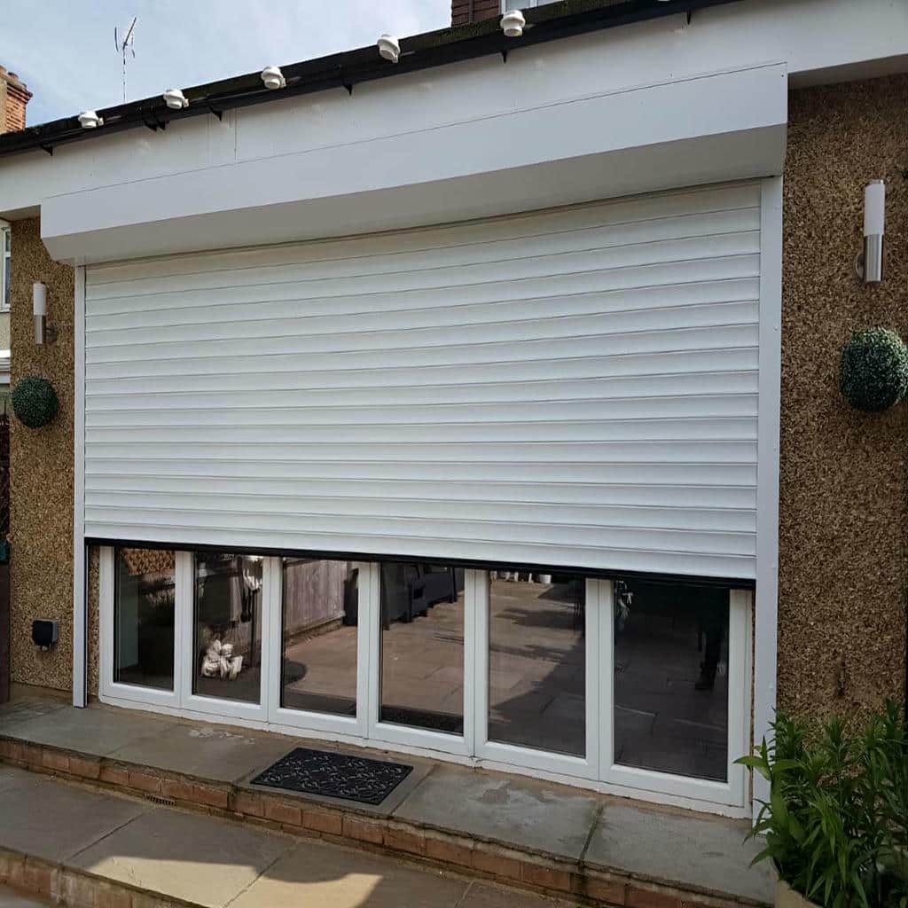 کرکره پنجره خاکستری روی نمای آجری