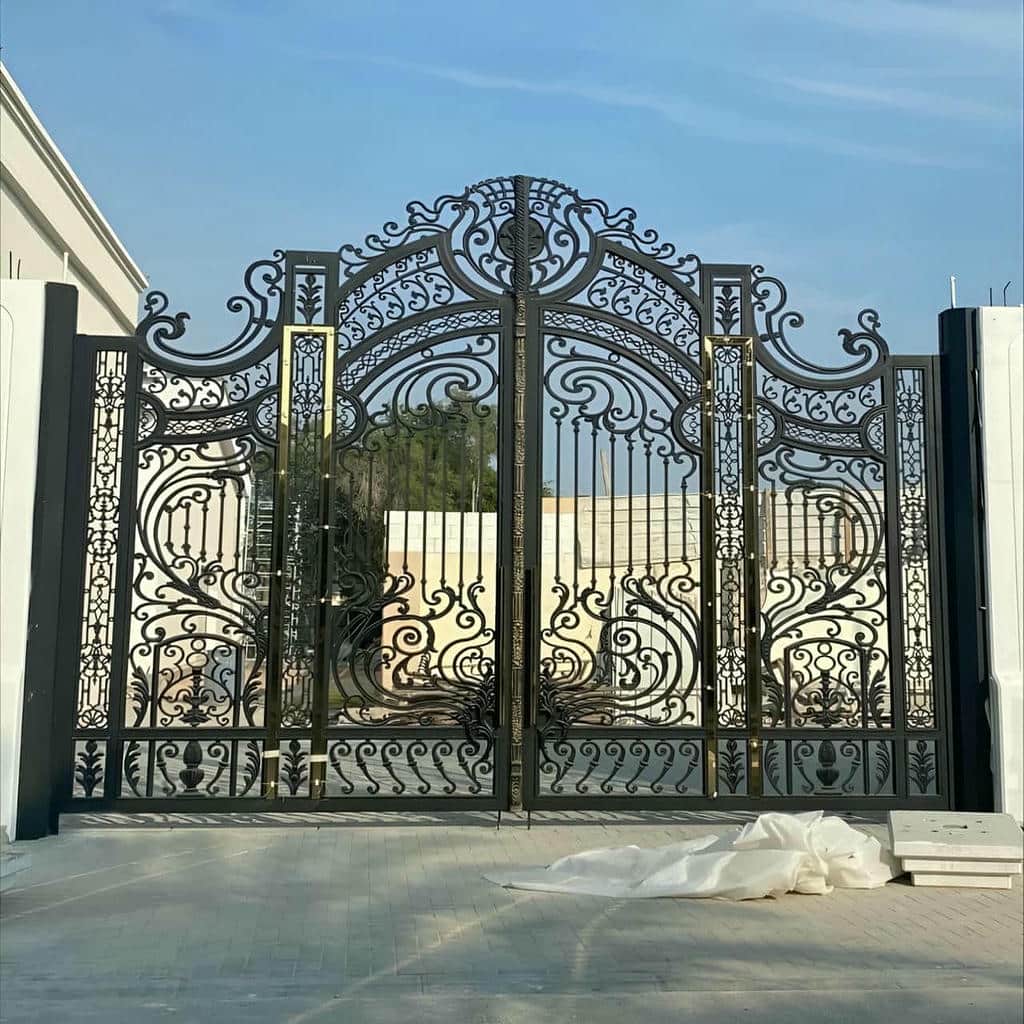 درب فلزی سفارشی در نمای ویلایی کلاسیک