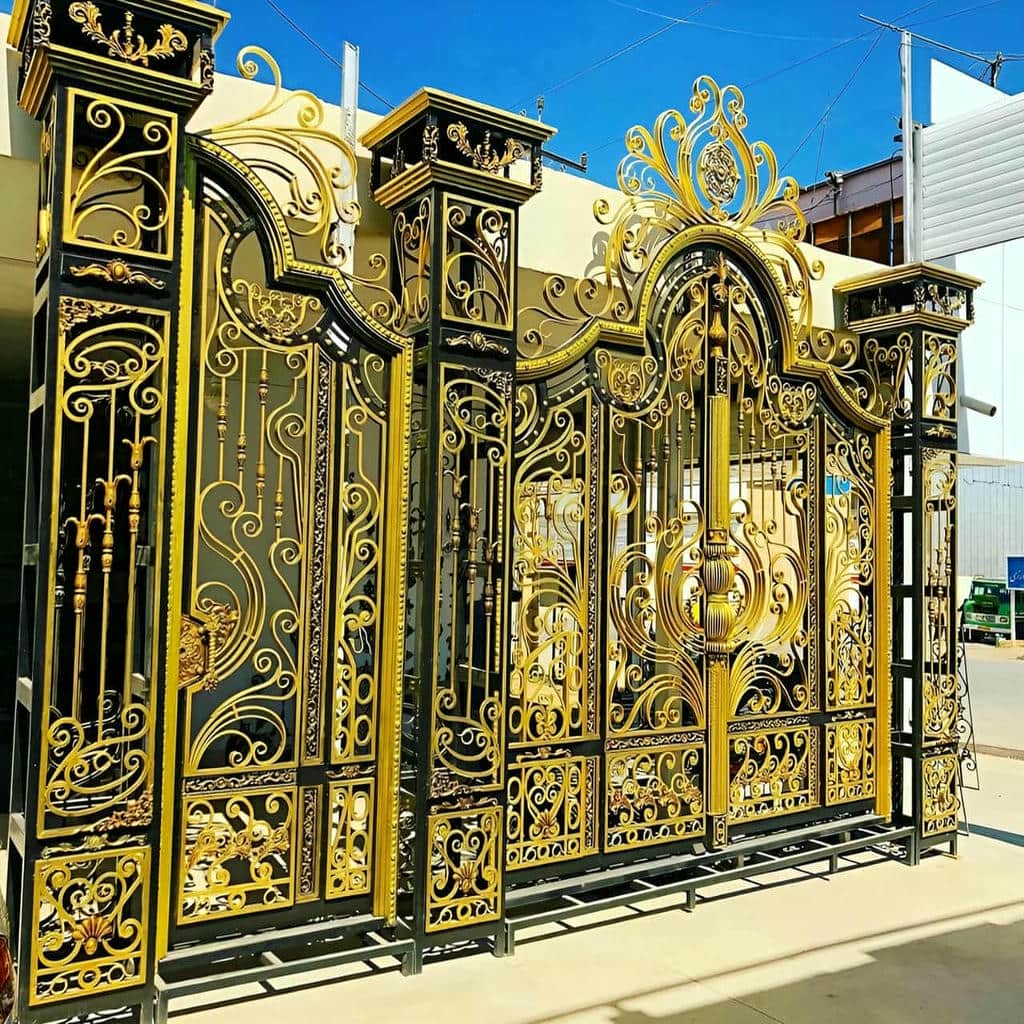 درب فلزی ستون دار مشکی با طراحی ساده