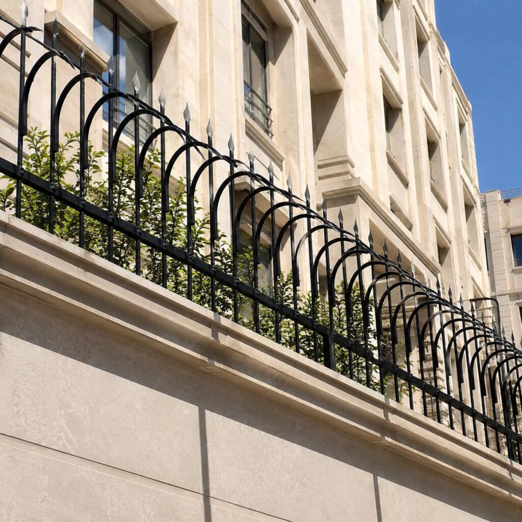حفاظ دیوار حیاط روی دیوار بیرونی