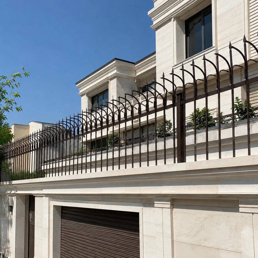 نرده دیوار حیاط در دهانه وسیع