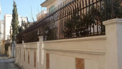 نرده روی دیوار با فرم کلاسیک فلزی