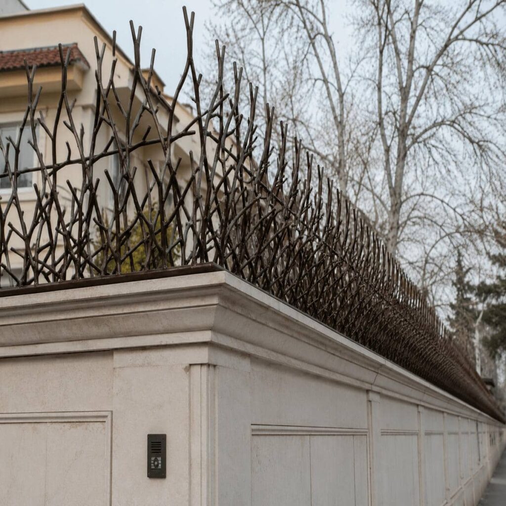 حفاظ شاخ گوزنی نصب شده روی دیوار باغ