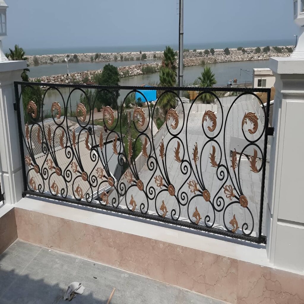 نرده راه پله نصب شده کنار پله داخلی