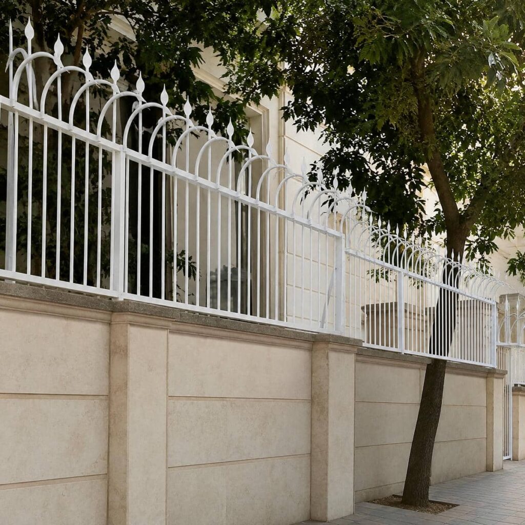 نرده دیوار حیاط ساختمان