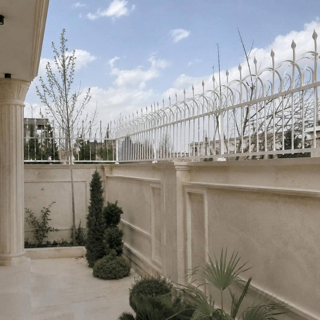 نرده روی دیوار ساختمان مدرن