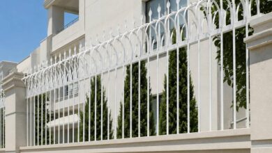 نرده آهنی روی دیوار فلزی با طراحی باریک