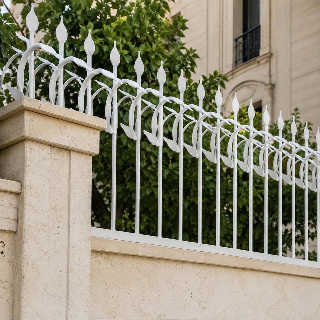حفاظ سرنیزه ای روی دیوار ساختمان